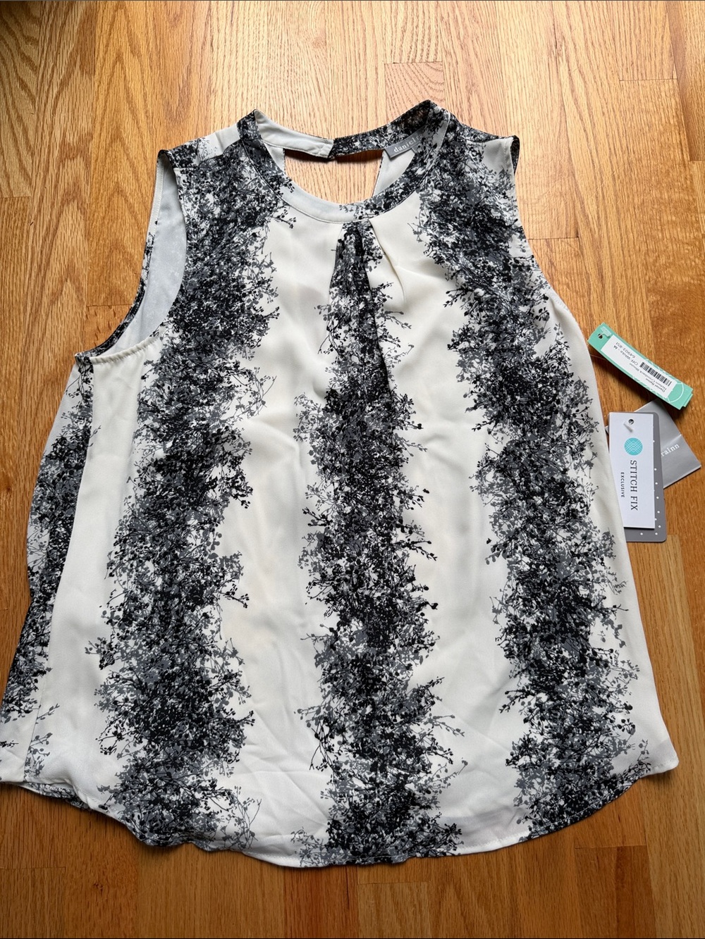 Daniel Rainn White & Black Printed Keyhole Front Pleat Camisole